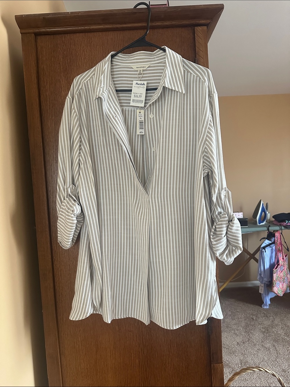 Ladies blouse can be long or elbow length sleeve.